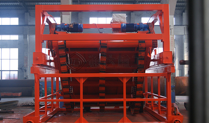 有機(jī)廢棄物池式好氧發(fā)酵鏈板翻拋機(jī)