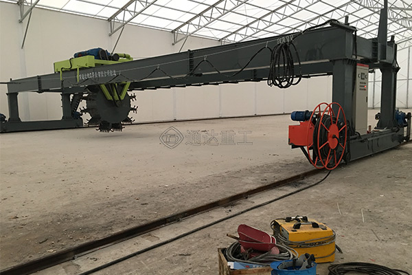 大跨度雞糞翻拋發酵設備